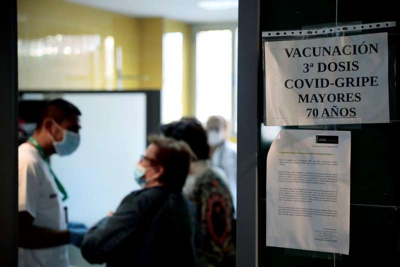 Imagen de archivo de un centro de salud con un anuncio de la doble vacunaciÃ³n (refuerzo anticovid y gripe). EFE/Ana Escobar