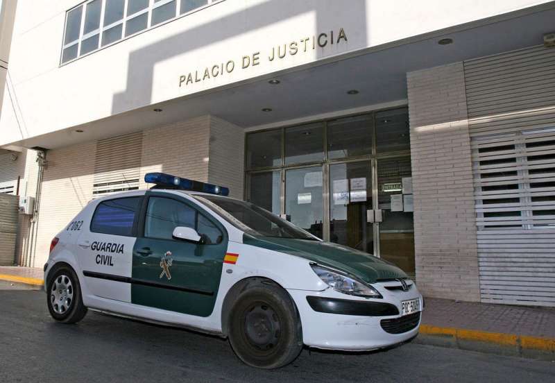 Un vehÃ­culo de la Guardia Civil permanece estacionado ante los Juzgados de la localidad alicantina de Torrevieja. /EFE
