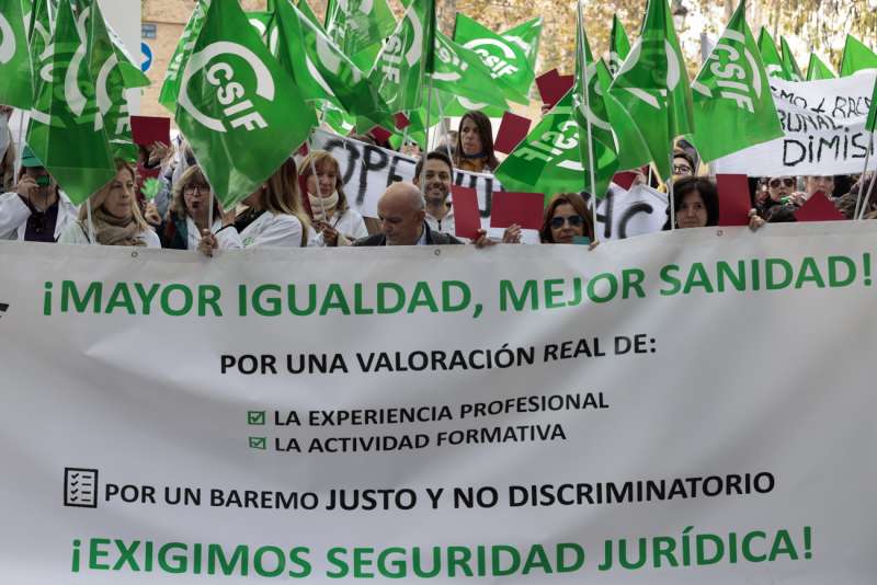 El sindicato CSIF protesta ante la Conselleria de Sanidad para reclamar mayor igualdad y mejor sanidado. EFE/Ana Escobar
