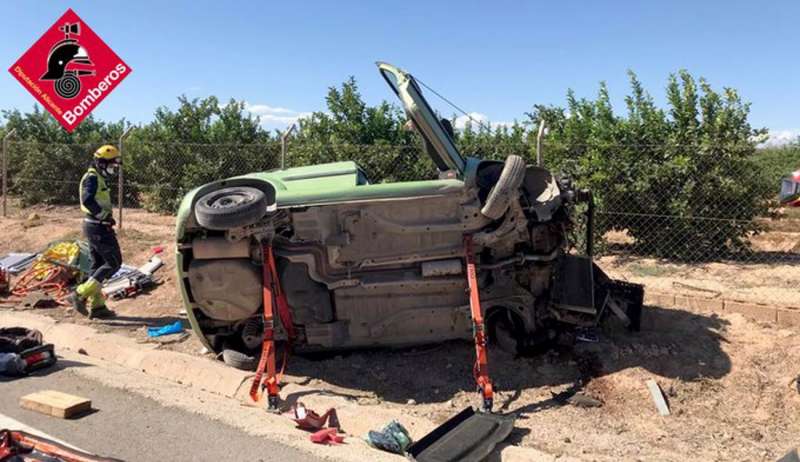 Imagen del coche accidentado en Almoradí. /EFE
