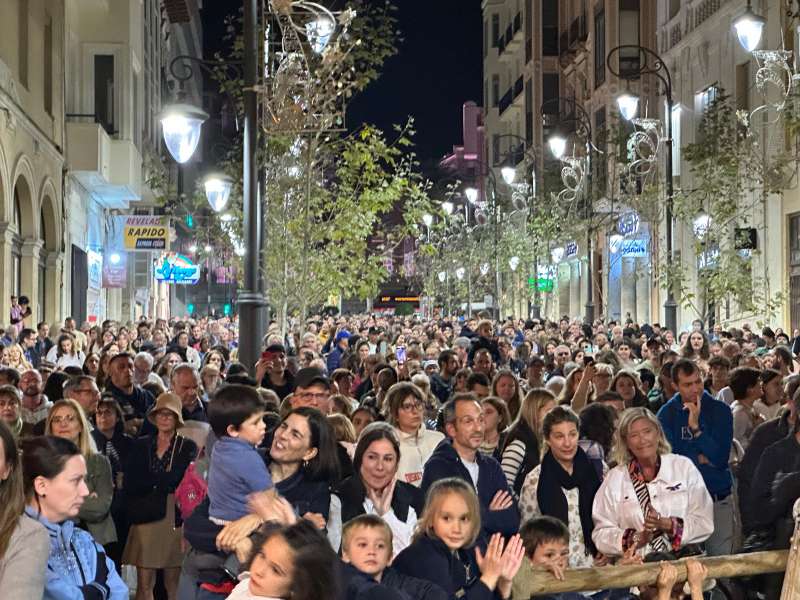 El público llena las calles iluminadas durante el acto del encendido. EPDA