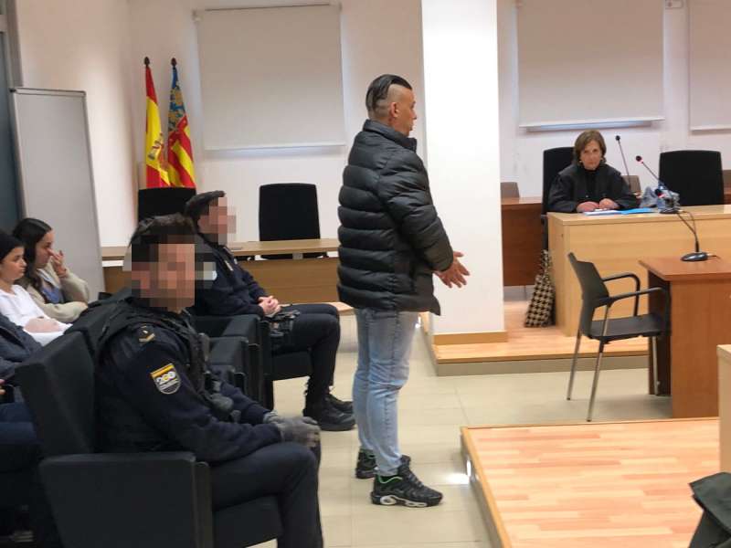 El acusado, de pie, en un momento del juicio. EFE/Raúl Navarro
