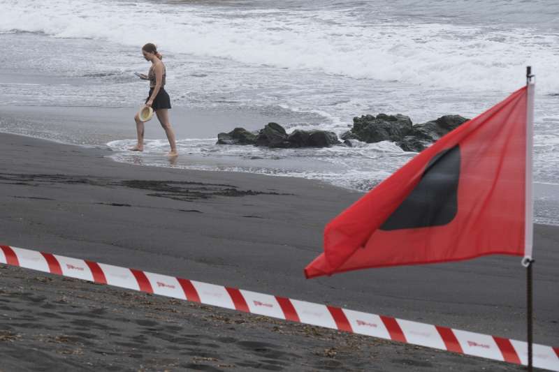 Playa cerrada al bao tras detectarse bacterias fecales en sus aguas. EFEAlberto Valds