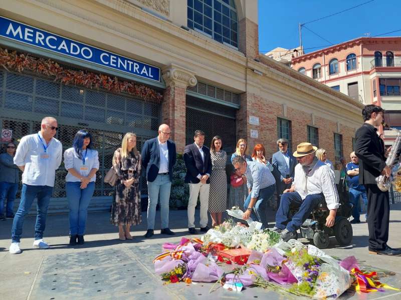La ciudad de Alicante ha conmemorado este domingo el 87 aniversario del bombardeo en el Mercado Central por la aviacin fascista, el mismo da y la misma hora que el 25 de mayo de 1938, en plena guerra civil, en el que murieron ms de 300 personas y un millar resultaron heridas. EFEAyuntamiento de Alicante
