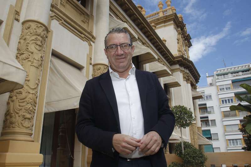 El presidente de la Diputación Provincial de Alicante, Toni Pérez, durante la entrevista concedida a EFE para hacer balance de sus 100 primeros días de gestión. EFE/Morell