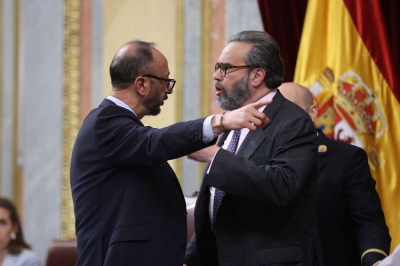 El vicepresidente de la c�mara, Alfonso Rodr�guez G�mez de Celis (i) discute con el diputado de Vox Jos� Mar�a S�nchez durante el Pleno del Congreso de los Diputados que se celebra este martes en Madrid. EFE V�ctor Lerena
