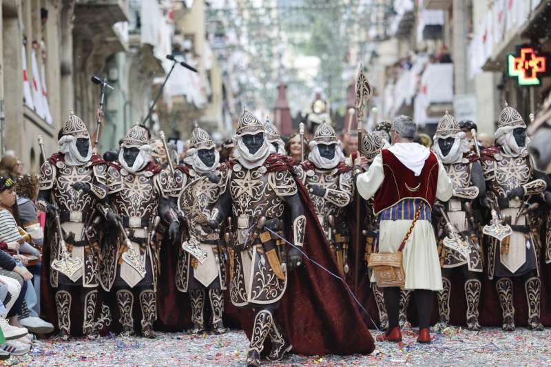 Imagen de la celebración de los Moros y Cristianos de Alcoy, en honor a Sant Jordi, patrón de la ciudadl. EFE/ Pablo Miranzo
