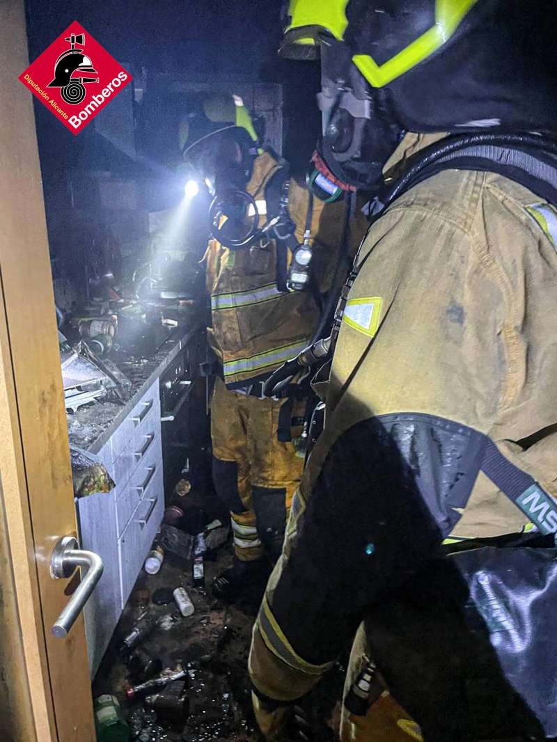 Efectivos de bomberos en la vivienda afectada por el incendio en Elda. EPDA