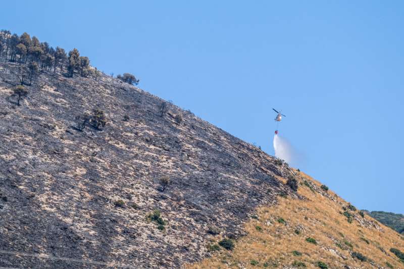 Vista de los daos producidos por el incendio forestal declarado en el paraje San Pascual de Ibi (Alicante), donde trabajan cinco medios areos. EFE  Pablo Miranzo
