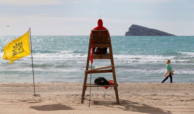 Un socorrista vigila una playa de Levante en Benidorm. EFE/Manuel Lorenzo/Archivo
