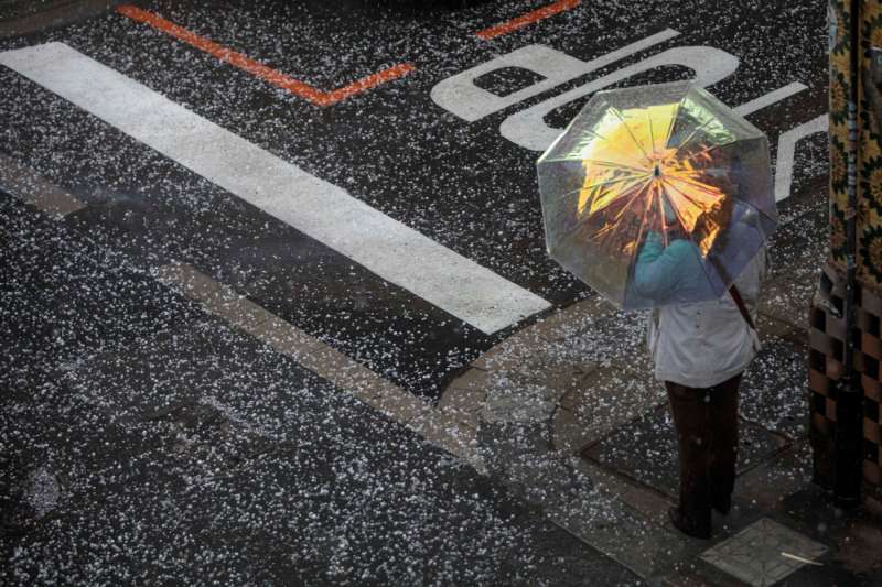 Una persona se protege del granizo con un paraguas este viernes en la ciudad de ValÃ©ncia. EFE/Biel AliÃ±o/Archivo
