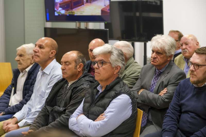 Los acusados, entre ellos el actual alcalde de Llber, Jos Juan Reus (centro) y el exalcalde Jos Mas (izq.) durante el juicio. EFEPablo Miranzo
