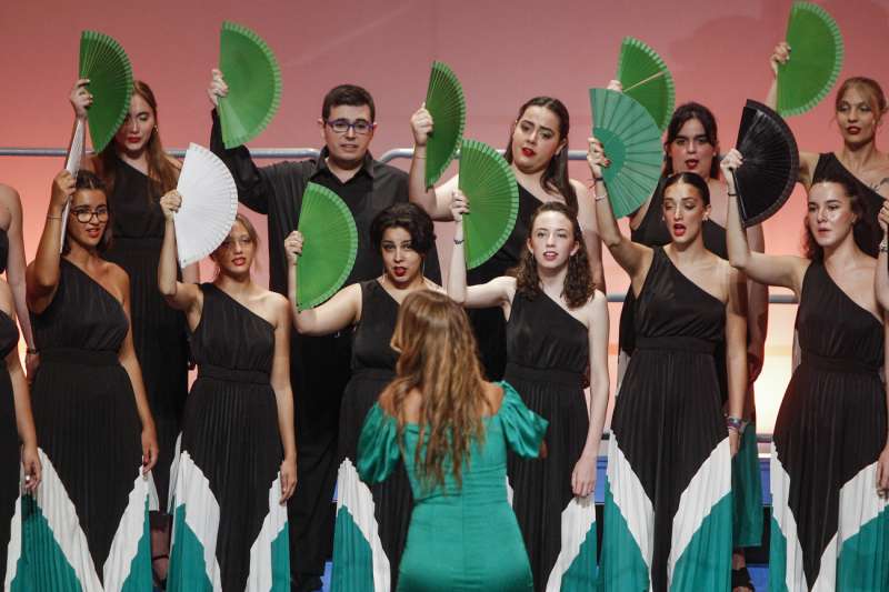 El Coro Sinfonía de la Escuela Coral Municipal de Torrevieja durante su actuación este lunes en la inauguración del 69 Certamen Internacional de Habaneras y Polifonía de Torrevieja, en Alicante. EFE/Morell
