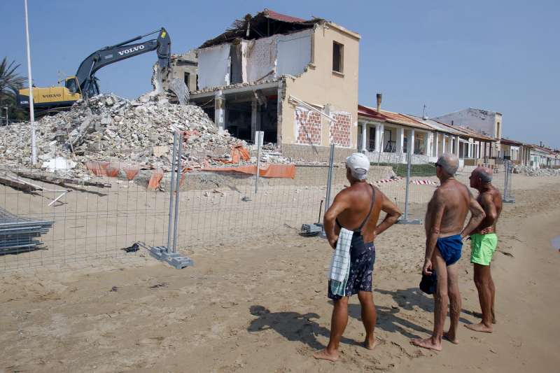 Trabajos de demolicin de las edificaciones en primera lnea de la playa de la Babilonia, en Guardamar del Segura. EFEMorell