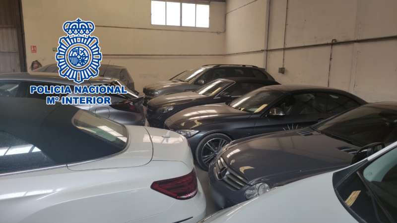 Foto cedida por la Policía Nacional con algunos de los vehículos utilizados para realizar un fraude en el aparcamiento delo aeropuerto de Alicante-Elche. /EFE