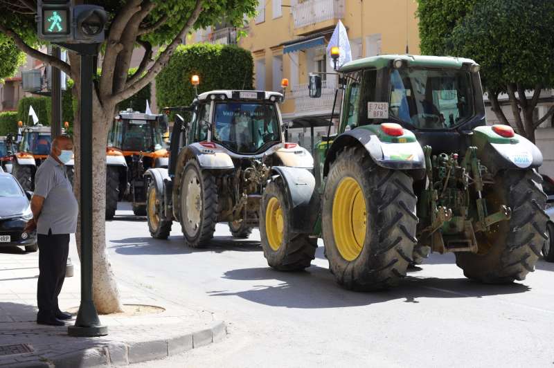 Agricultores y regantes, acompaÃ±ados de centenares de tractores y camiones, se manifiestan en defensa del trasvase Tajo-Segura, en una imagen de archivo. /EFE