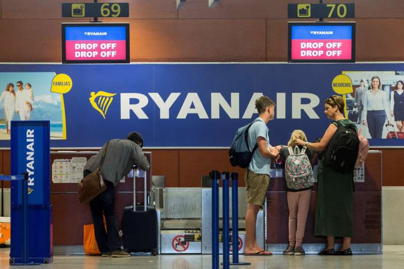 Usuarios de la aerolÃ­nea Ryanair esperan ennun mostrador para recibir informaciÃ³n de la huelga en toda EspaÃ±a de los tripulantes de cabina de la aerolÃ­nea irlandesa. EFE/Quique GarcÃ­a/Archivo
