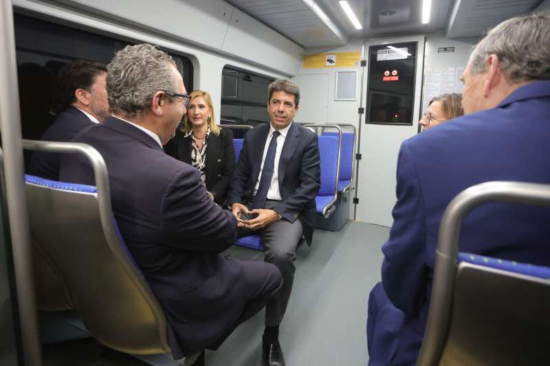 El president de la Generalitat, Carlos Mazn, junto a otros consellers en un tren. EPDA