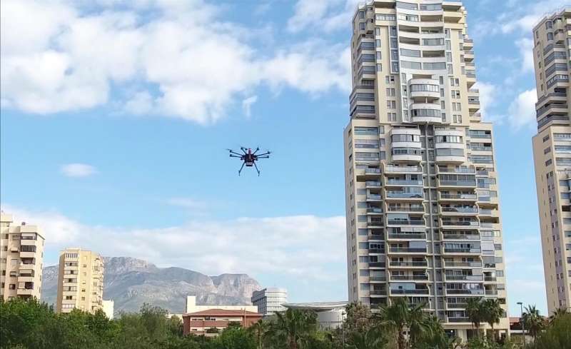 Un dron sobrevuela una ciudad, en una imagen cedida por la Universidad PolitÃ©cnica de ValÃ¨ncia (UPV).