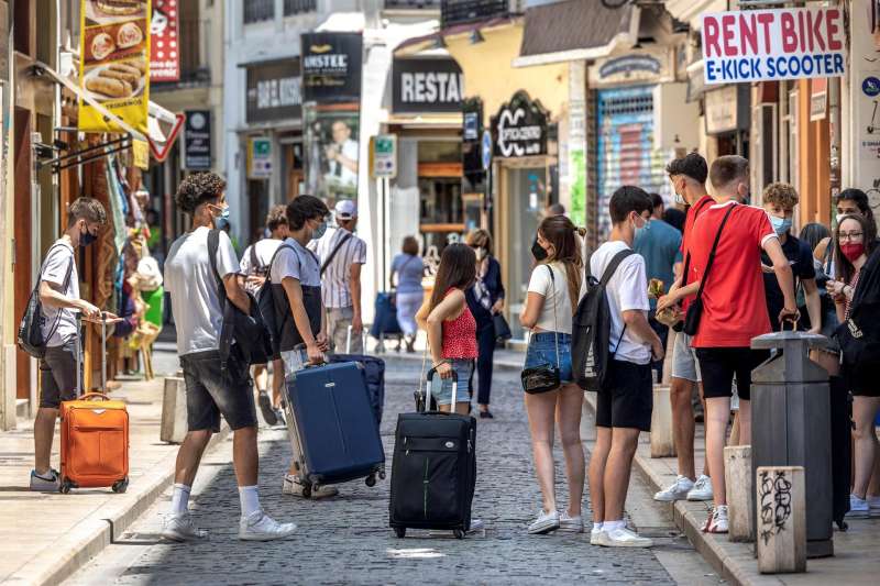 Un grupo de turistas esperan junto a sus maletas en el centro histÃ³rico de Valencia. Archivo/EFE/Biel AliÃ±o
