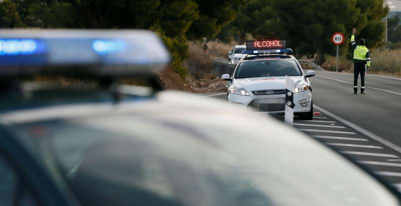 Un agente de la Guardia Civil da el alto a un vehículo en un control de tráfico. EFE/Manuel Lorenzo/Archivo
