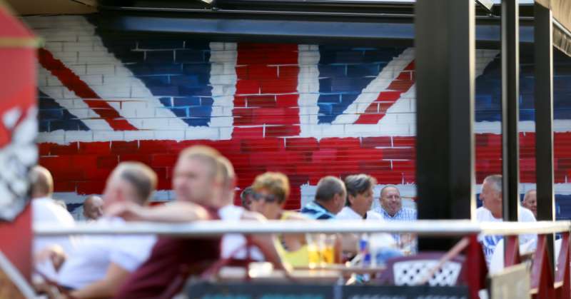 Miles de ciudadanos britnicos acuden a las zonas de ocio de la costa levantina, como las de la ciudad de Benidorm, en Alicante, mientras en el Reino Unido se debate sobre el Brexit. EFEManuel Lorenzo
