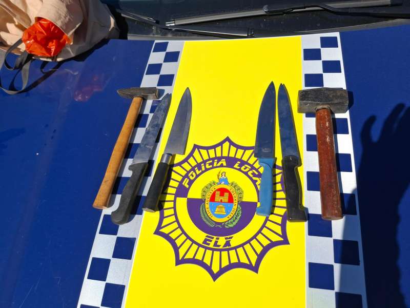 Armas intervenidas al detenido, en una imagen compartida por la Polic�a Local de Elche.  EFE
