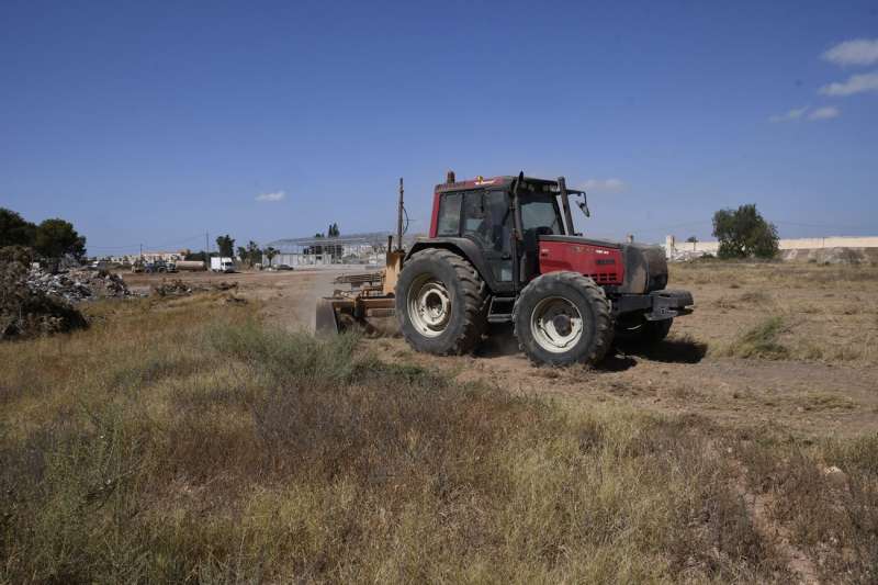 Un tractor trabaja acondicionando un terreno.Archivo EFE  Carlos Barba
