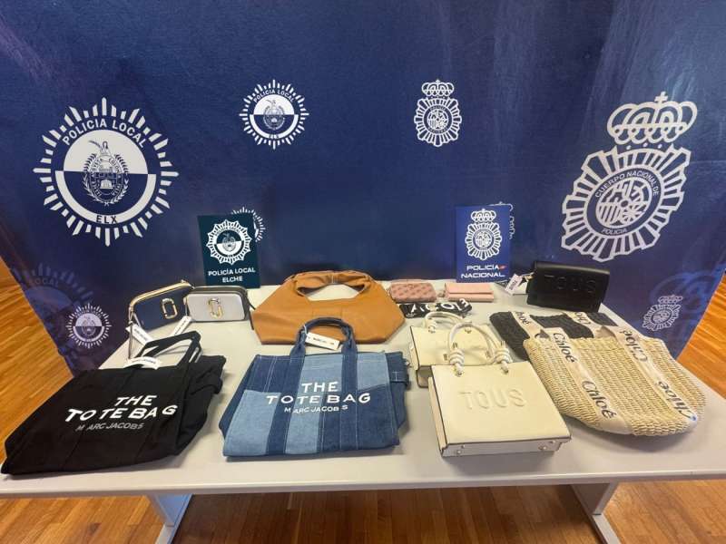 Varios de los artculos supuestamente falsificados por un hombre de 43 aos que ha sido detenido. EFEPolica Nacional
