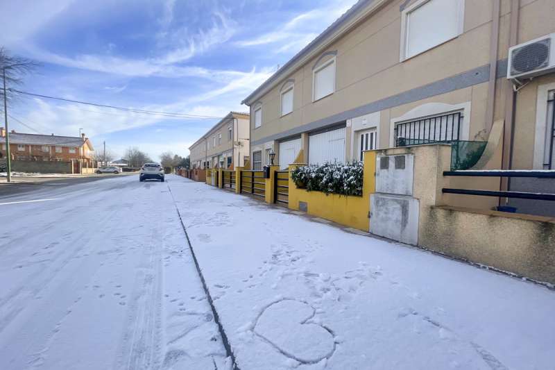 Calles nevadas en Villargordo del Cabriel.EFE/ Raquel Segura/Archivo
