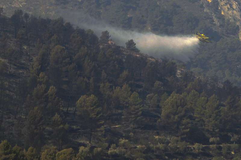 Un hidroavin trabaja en un incendio forestal en Alicante. Archivo EFEMorell
