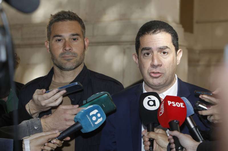 El portavoz del PSPV-PSOE en la Diputación Provincial de Alicante, Toni Francés (d).EFE/Morell
