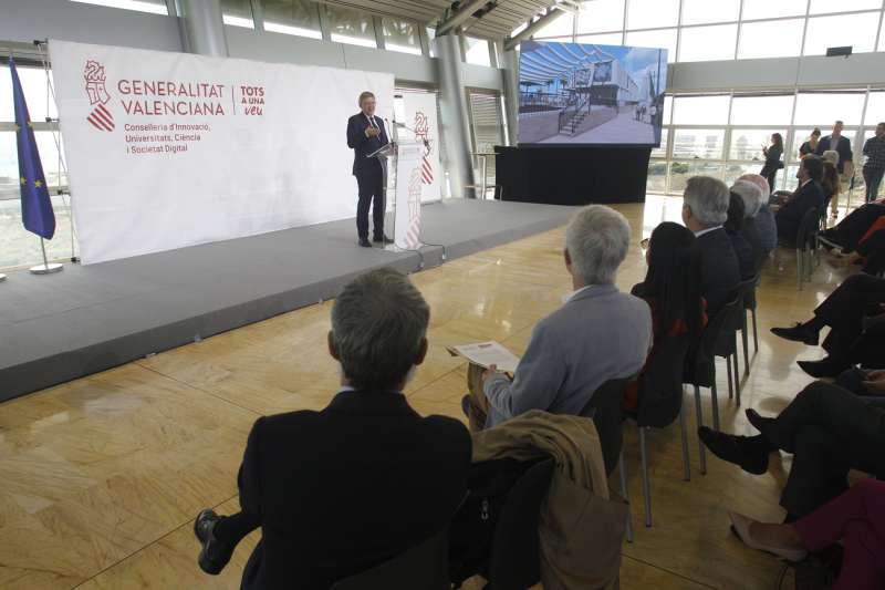 El presidente de la Generalitat, Ximo Puig, interviene en la presentaciÃ³n de la candidatura de Alicante. /EFE