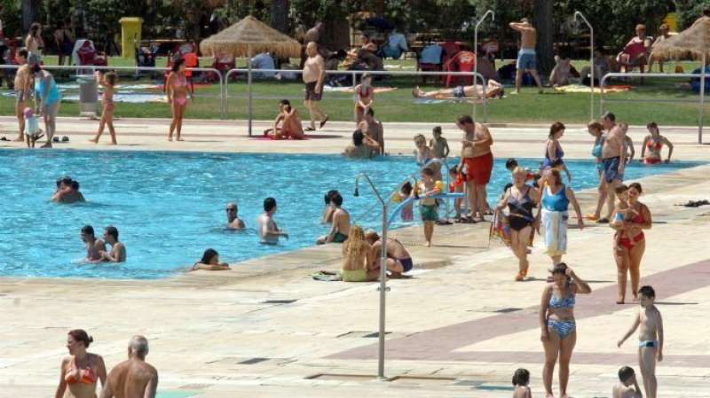 Imagen de archivo de varios bañistas en una piscina. /EFE