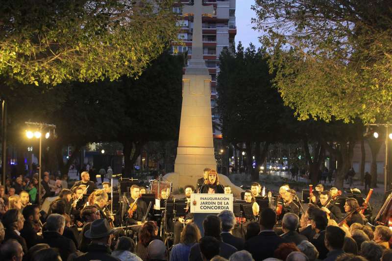 La concejal de Infancia, Familia y Mayores, Aurora Rodil, durante la inauguracin del paseo de Germanas de Elche, donde familiares de vctimas del franquismo han criticado que se mantenga la Cruz de los Cados. EFEMorell