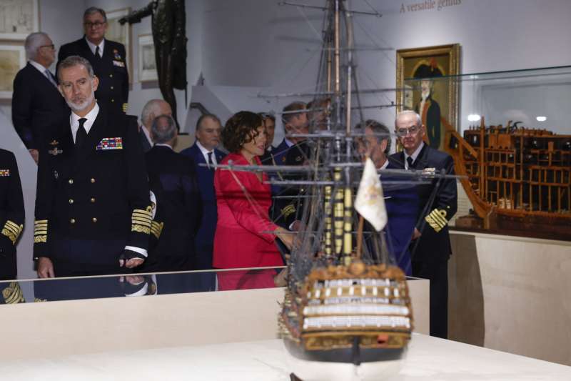 El rey Felipe VI (i)asiste a la inauguración de la exposición 