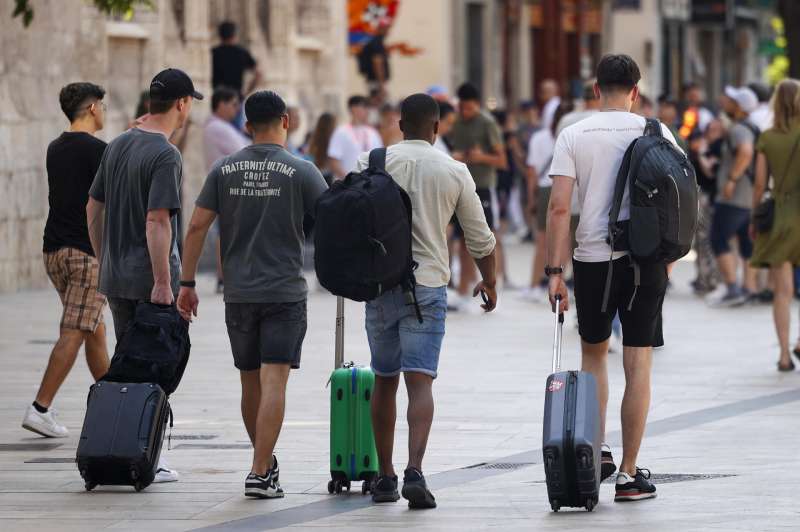 Varios turistas transitan por el centro de la ciudad con sus maletas de cabina. EFEBiel AlioArchivo