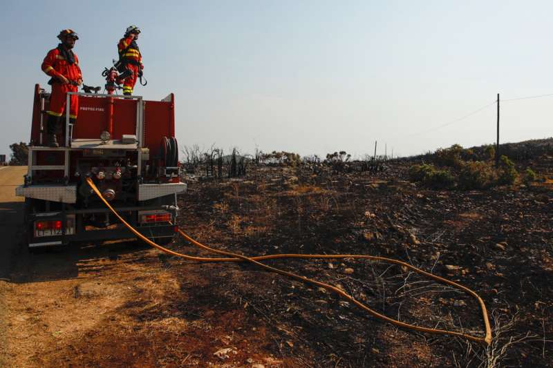 PEGO (ALICANTE), (EFE).- Medio centenar de bomberos siguen en el terreno del incendio forestal de Vall d