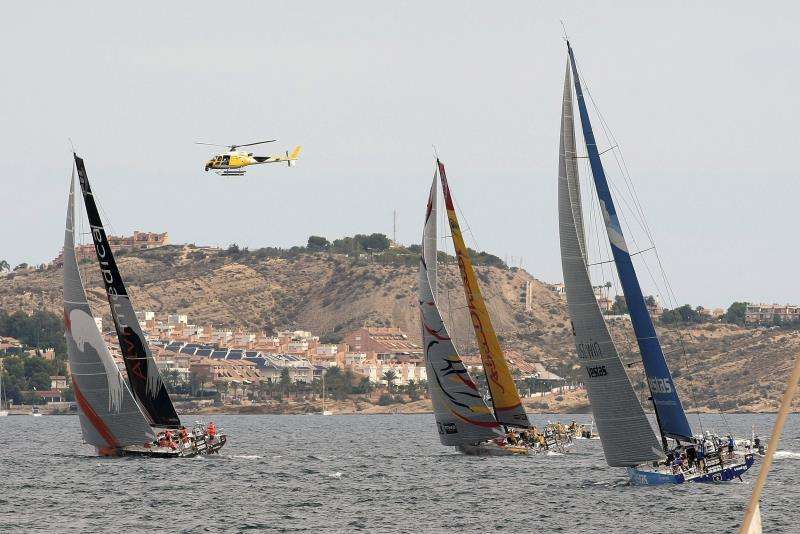 Embarcaciones navegan al inicio de la regata de salida de la Ocean Race, cerca del puerto de Alicante, en una edicin anterior de la prueba. EFE-Archivo
