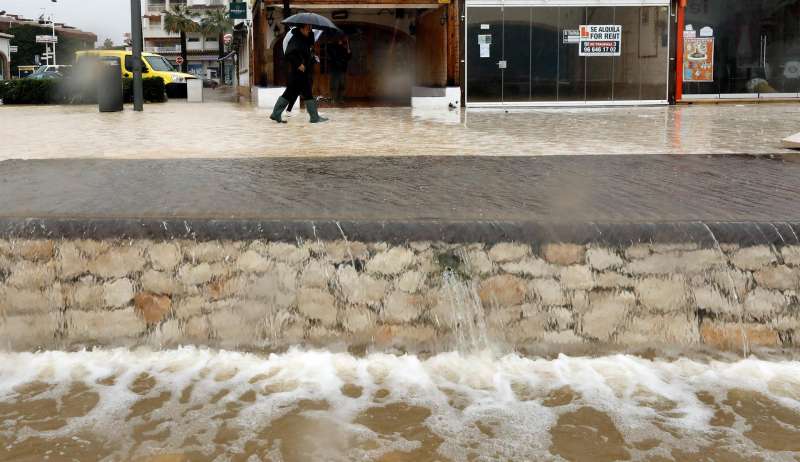 Imagen de Alicante con agua por el temporal de lluvia. Archivo/EFE/ Juan Carlos Cárdenas