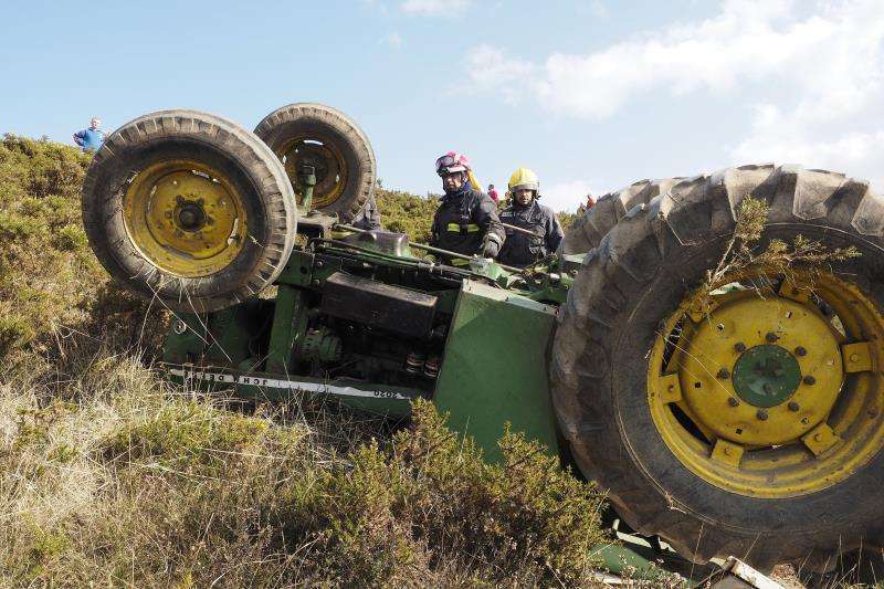 Imagen de archivo de un tractor volcado./EPDA