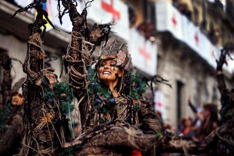 Un momento de las fiestas de Moros y Cristianos en la localidad alicantina de Alcoy. EFE Manuel Lorenzo