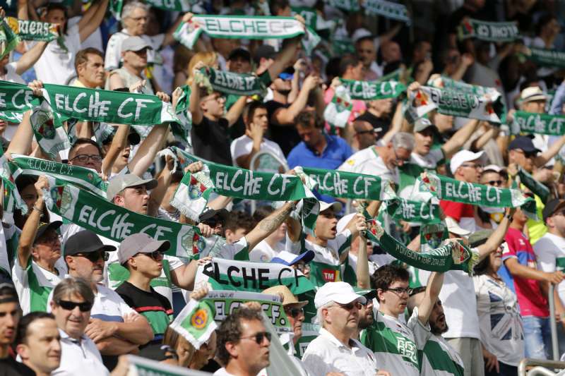Aficionados del Elche en el estadio Martínez Valero. EFE/Manuel Lorenzo/Archivo
