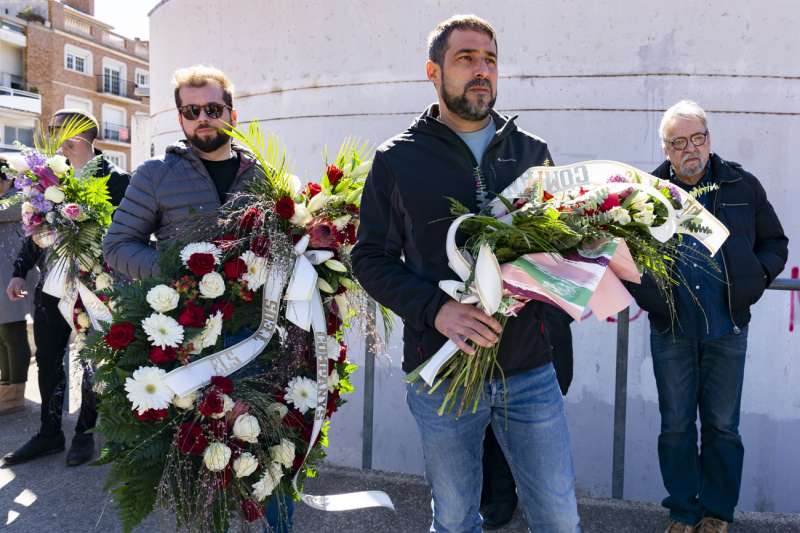Familiares, amigos y compañeros de los tres geólogos muertos debido a un desprendimiento en un galería de una mina de potasa en Súria (Barcelona). EFE/Siu Wu
