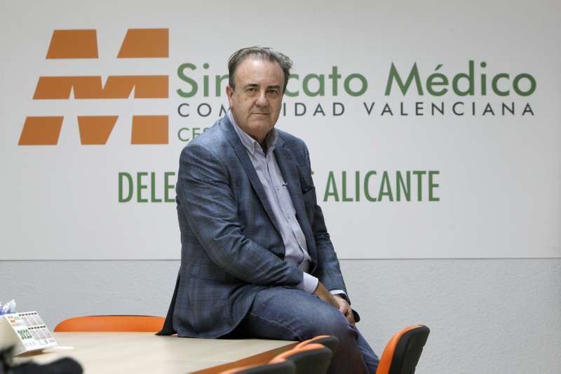 VÃ­ctor Pedrera, secretario general del Sindicato MÃ©dico de la CV (CESM-CV), en la sede de Alicante. EFE/Morell
