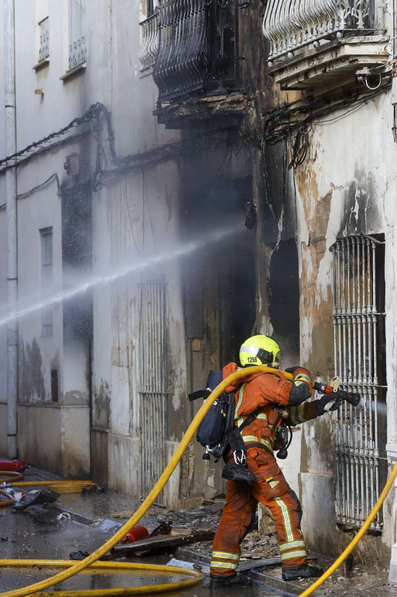 Imagen de archivo de un bombero. EFE Kai Forsterling Archivo
