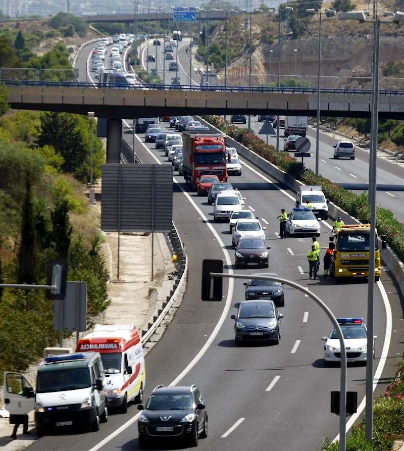 Una unidad del Servicio de Atención Médica Urgente (SAMU), a la izquierda, en el lugar donde se ha producido un accidente de tráfico en Alicante. /EFE