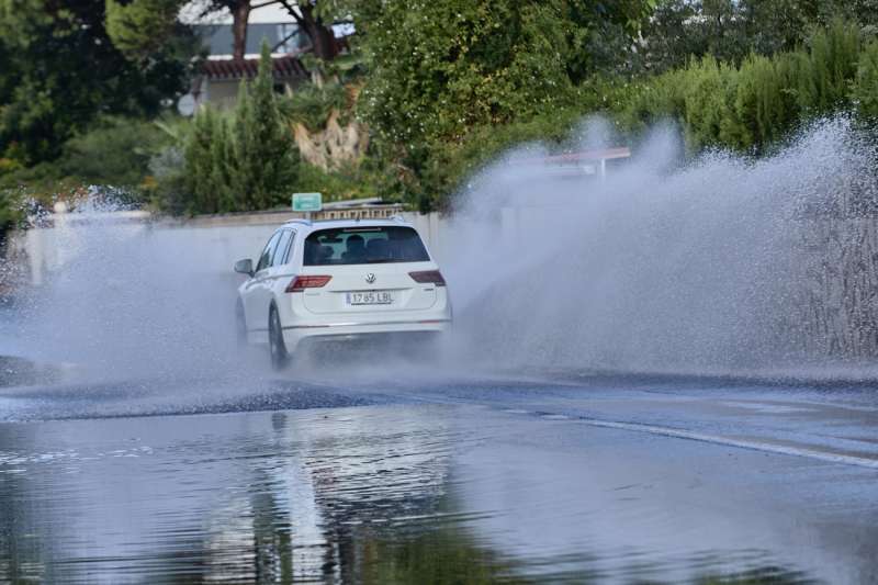 Imagen de archivo de un coche durante un episodio de intensas lluvias en la provincia de Alicante. EFE/Natxo Francés
