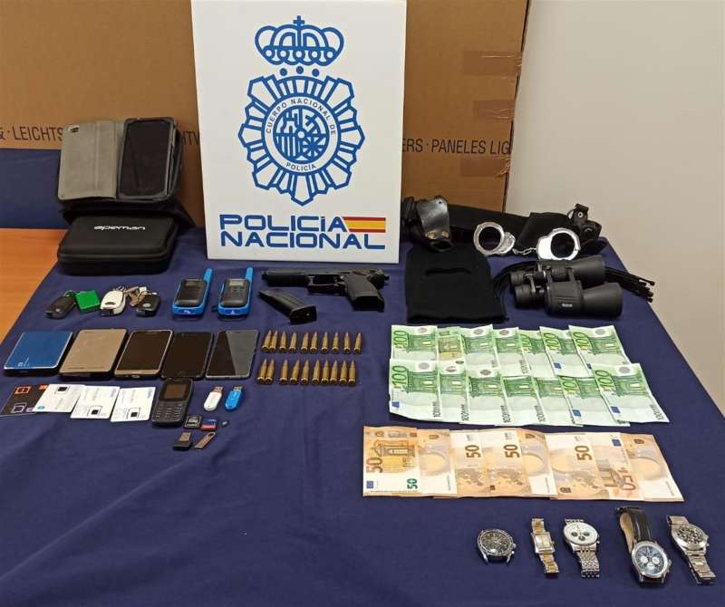 Foto de algunos de los objetos encontrados en los cinco registros realizados a la banda criminal, en una foto cedida por Policía Nacional. EFE