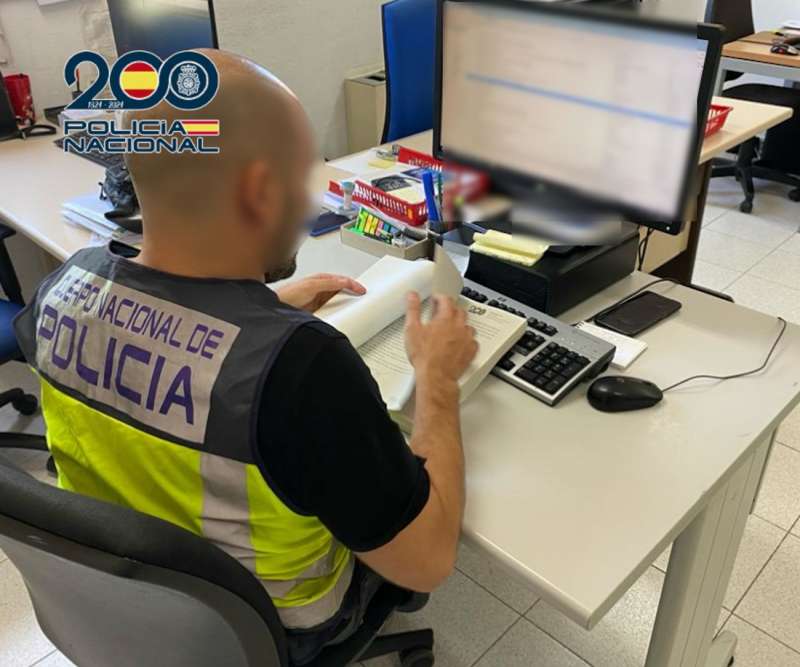 Imagen de archivo de un agente en la Comisara de Elche.
